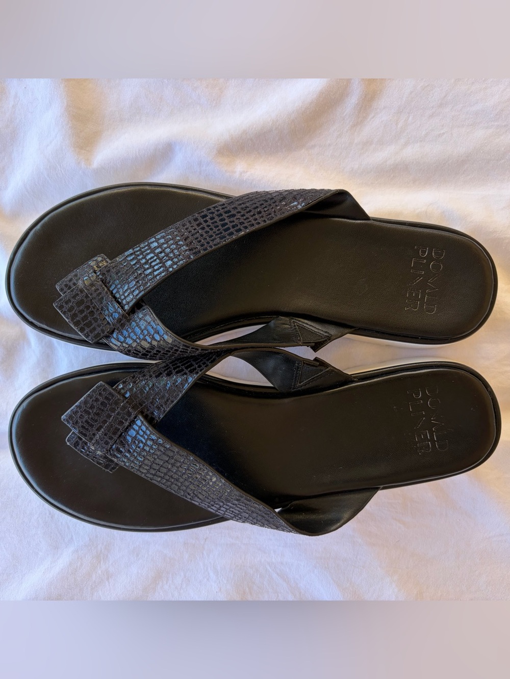 Donald J. Pliner Black Textured Toe-Loop Sandal Size 9 Flip Flops